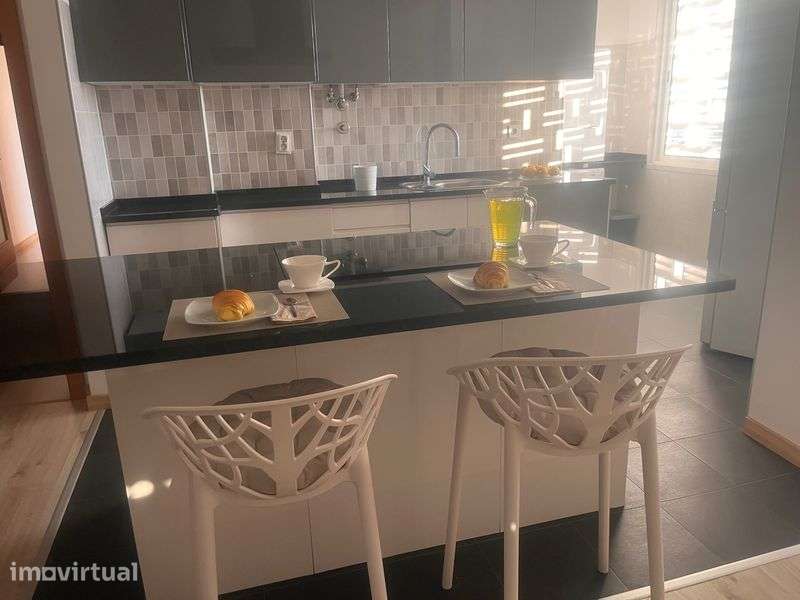 T2 remodelado com vista de mar e  garagem– Monte Estoril - Grande imagem: 4/11