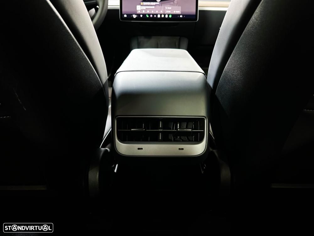 Tesla Model Y Long Range Dual Motor AWD - 28