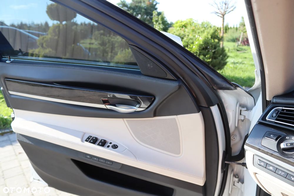BMW Seria 7 750i - 35