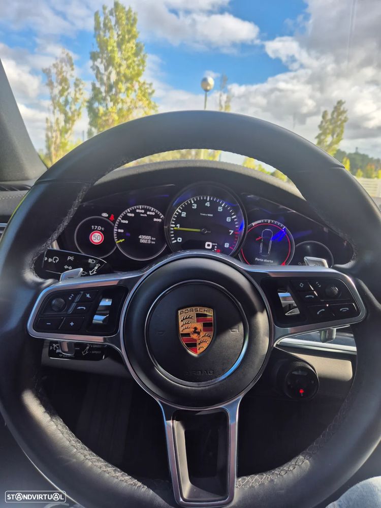 Porsche Panamera 4 E-Hybrid 10 Years Edition - 17