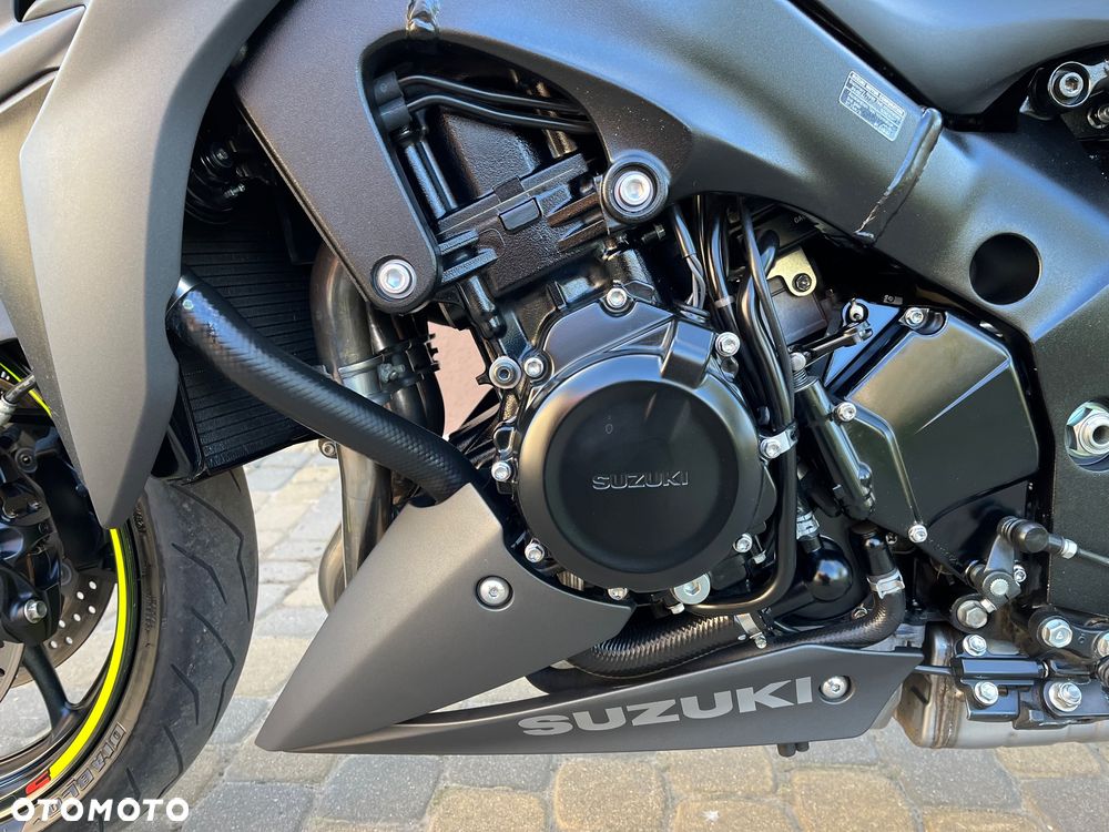 Suzuki GSX - 17