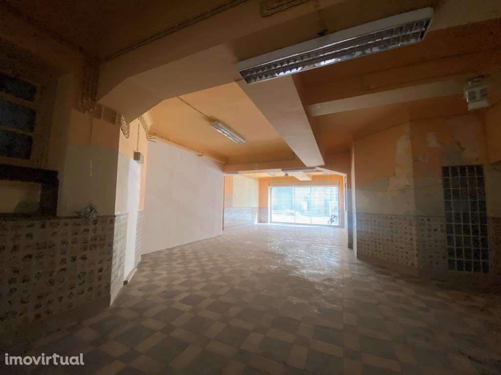 Loja com 960 m2, dividida por dois pisos, junto ao Metro. - Grande imagem: 3/16