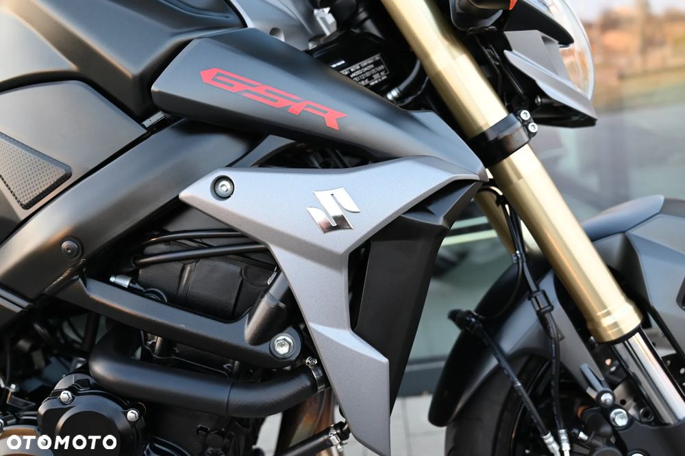 Suzuki GSR - 28