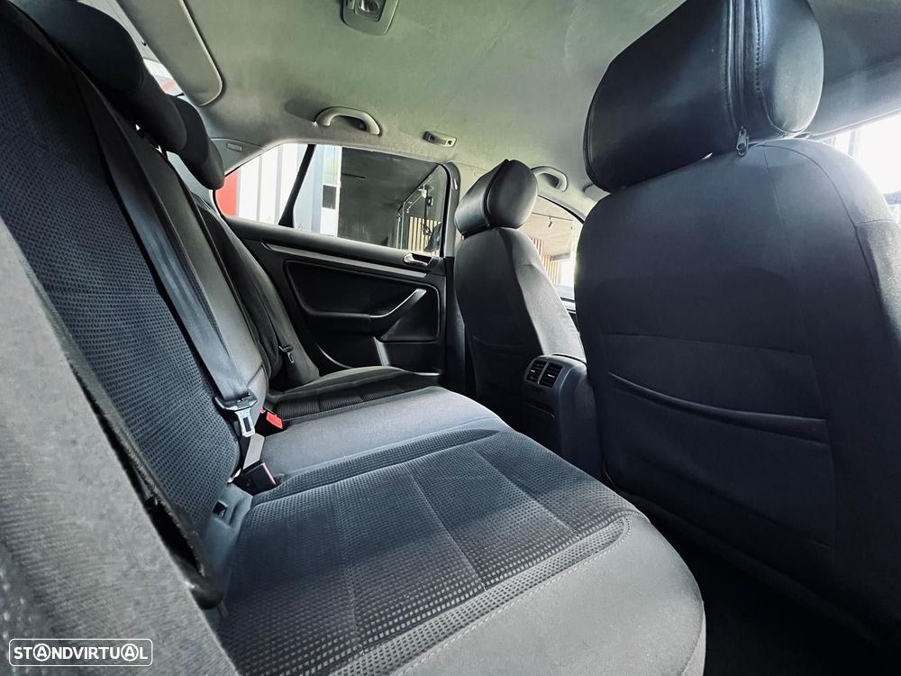 VW Jetta 2.0 TDI Highline - 31