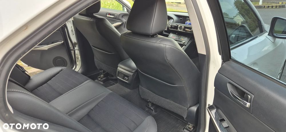 Lexus IS 300h Elite - 9