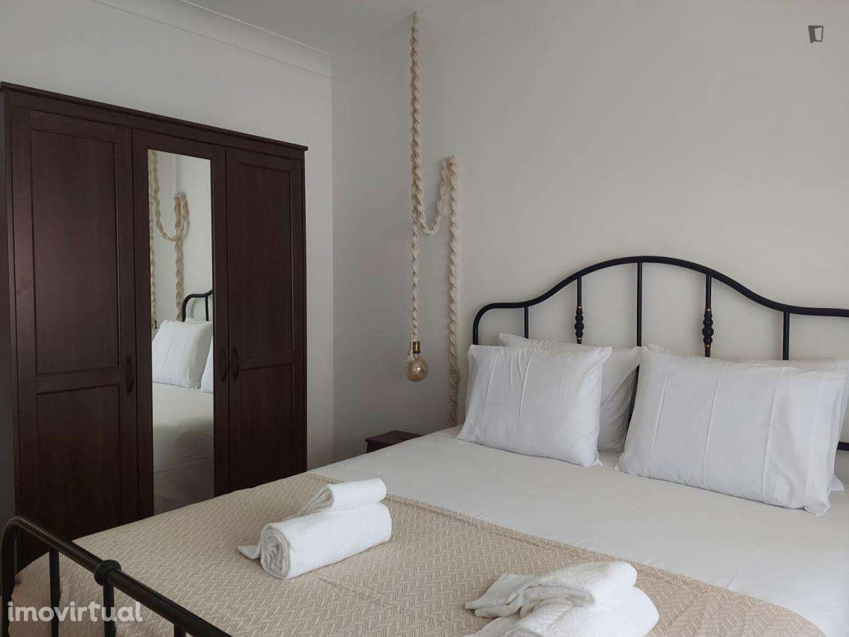 Quarto - localizado em Santa Marinha Porto - Grande imagem: 3/14