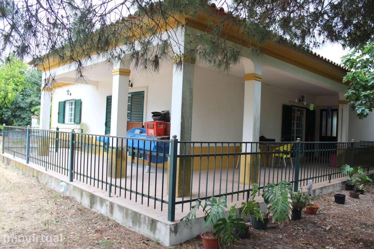 Moradia isolada com garagem e jardim em Azeitão - Grande imagem: 2/28