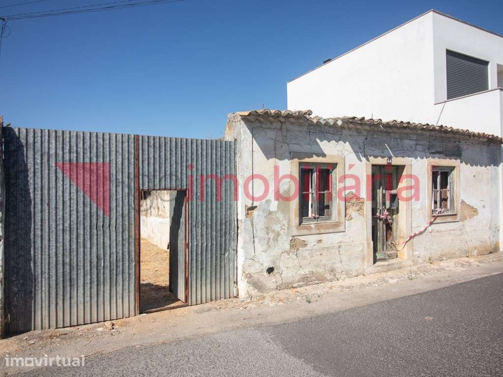 Moradia para Renovar com Arrecadação e Arrumos - Grande imagem: 2/31