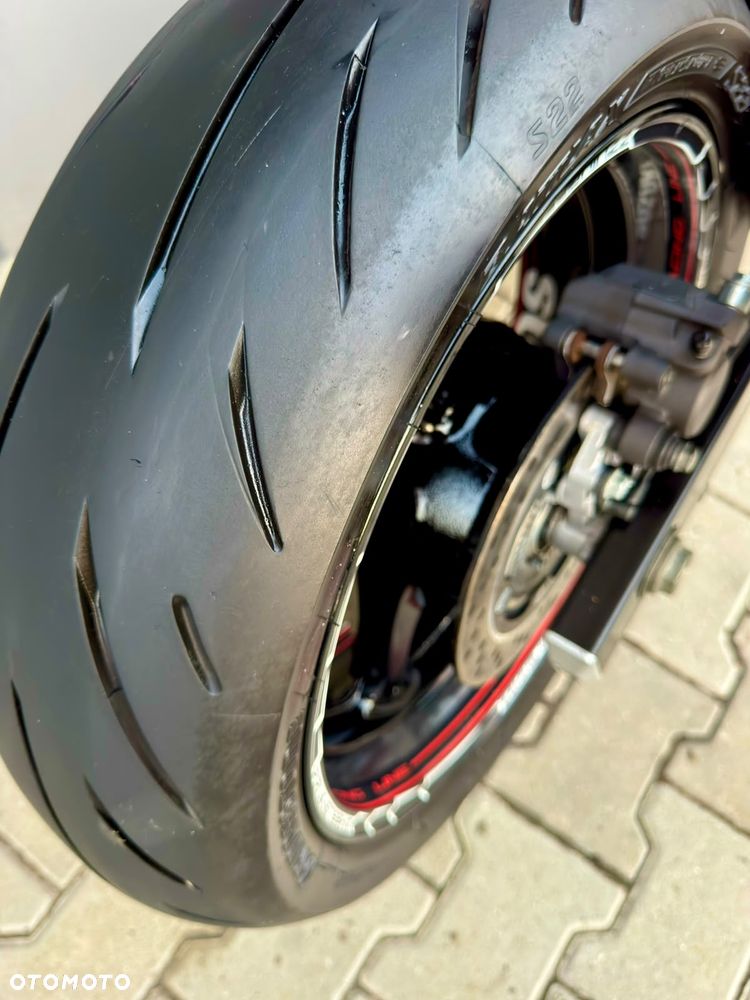 Suzuki GSR - 8