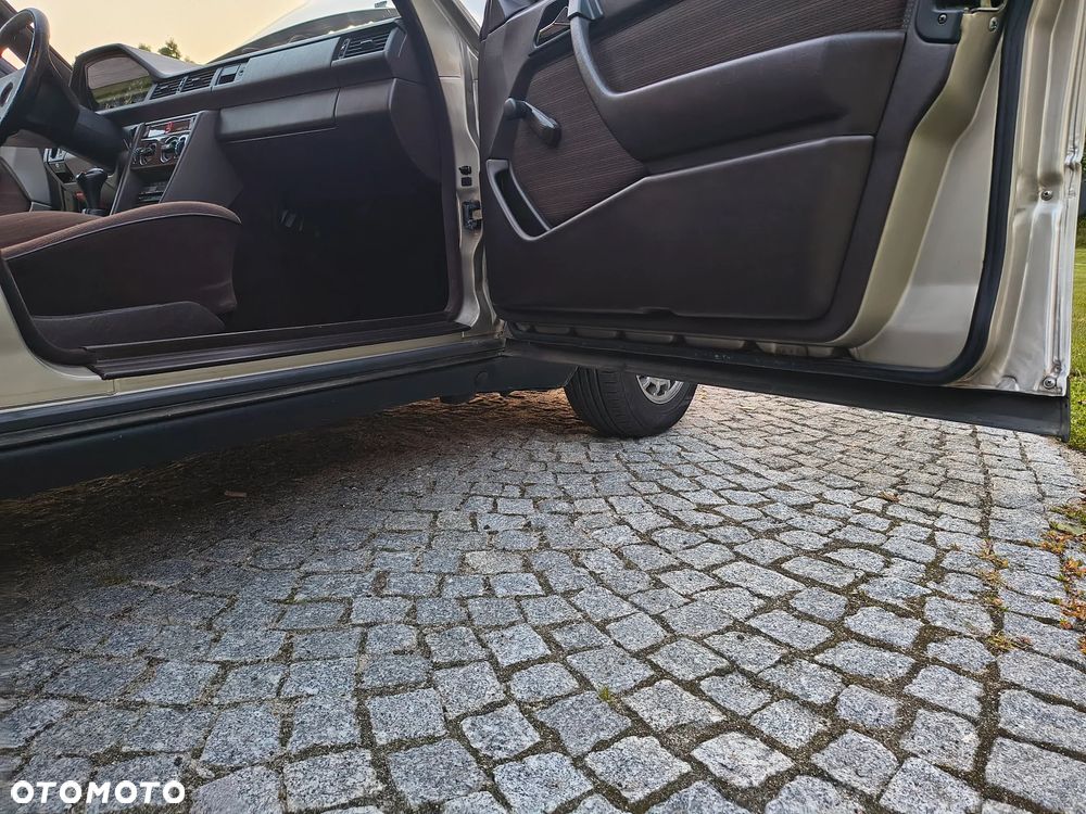 Mercedes-Benz W124 (1984-1993) - 26