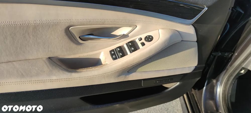 BMW Seria 5 550i xDrive - 11