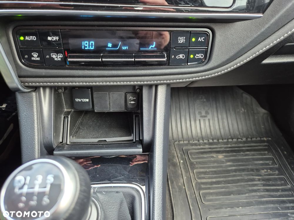 Toyota Auris 1.6 Premium - 18