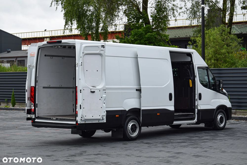 Iveco DAILY MAXI 35S16 / 2.3 - 160 KM / AUTOMAT HI-MATIC / NOWY MODEL / 3 OSOBY / DOSTAWCZE / BLASZAK / KLIMA / CZUJNIKI COFANIA / NISKI PRZEBIEG / 2022 / SERWISOWANY / Z NIEMIEC - 17