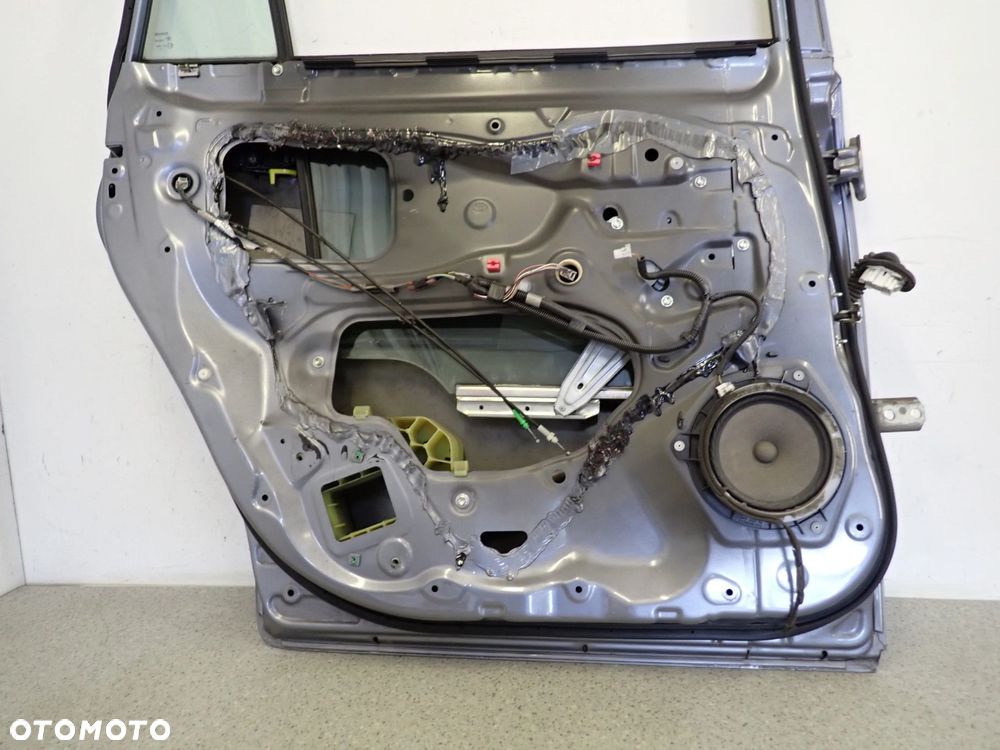 TOYOTA VERSO 09-13 DRZWI TYLNE LEWE 8T4 - 12