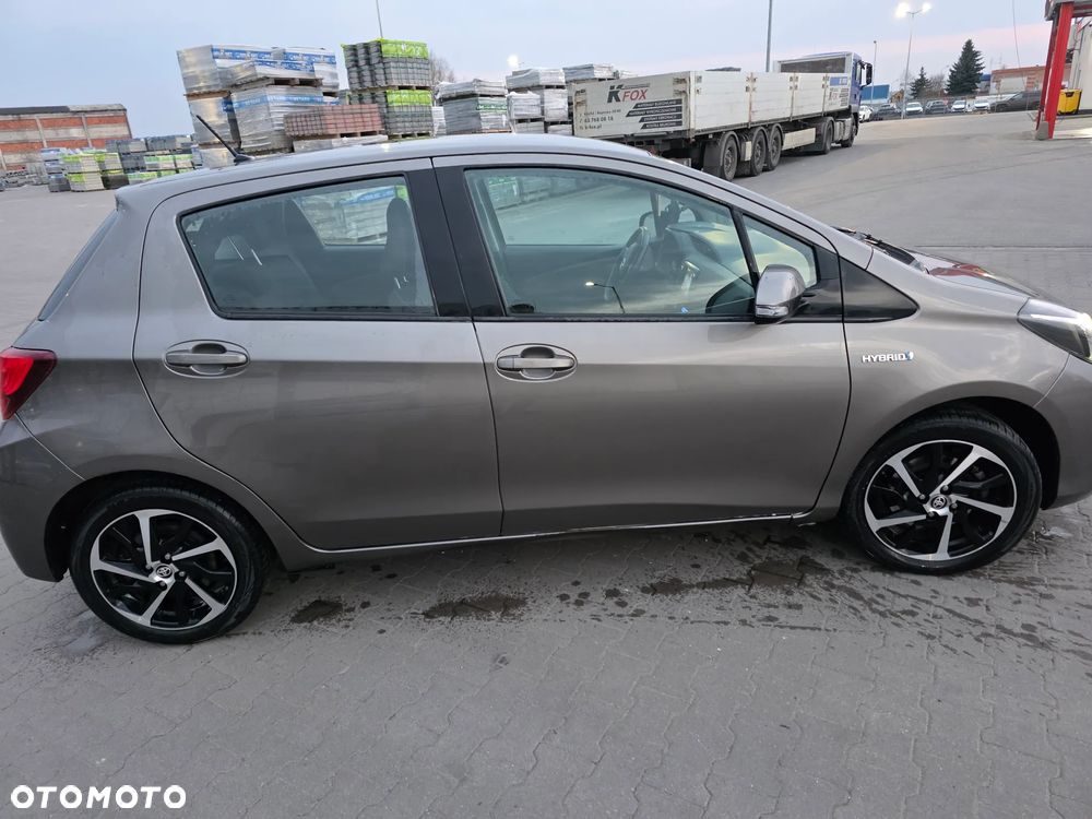 Toyota Yaris Hybrid 100 Selection - 3
