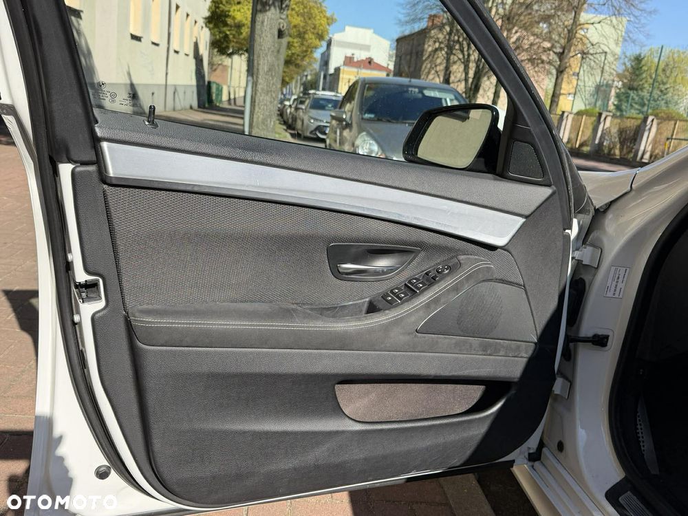 BMW Seria 5 520d xDrive - 12