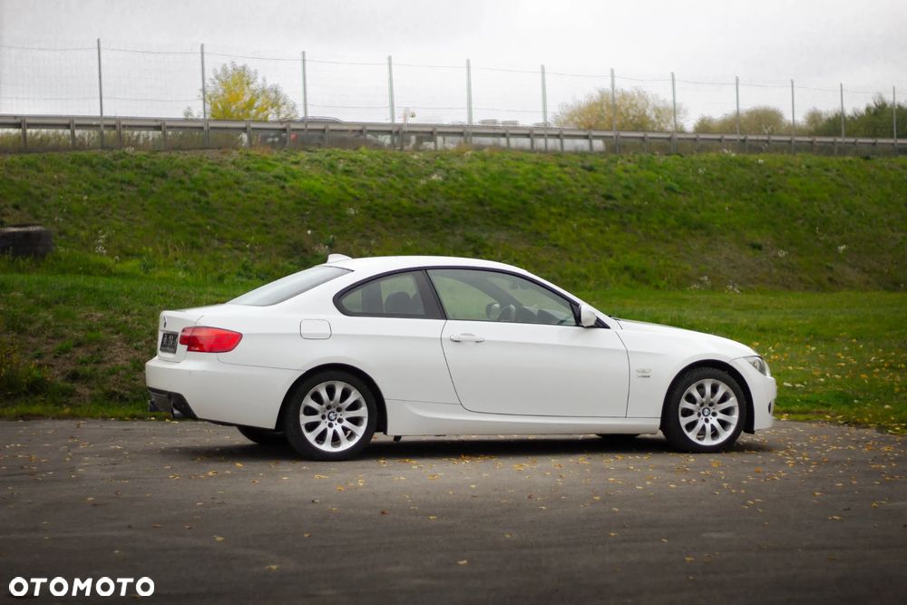 BMW 3 Series 2012 photo 2