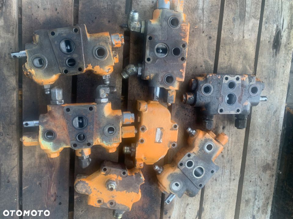 1340863C3 Rozdzielacz hydrauliczny, sekcja CASE 580 SK. Super - 5