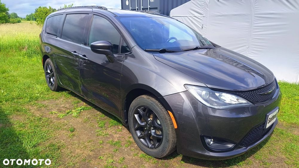 Chrysler Pacifica - 11