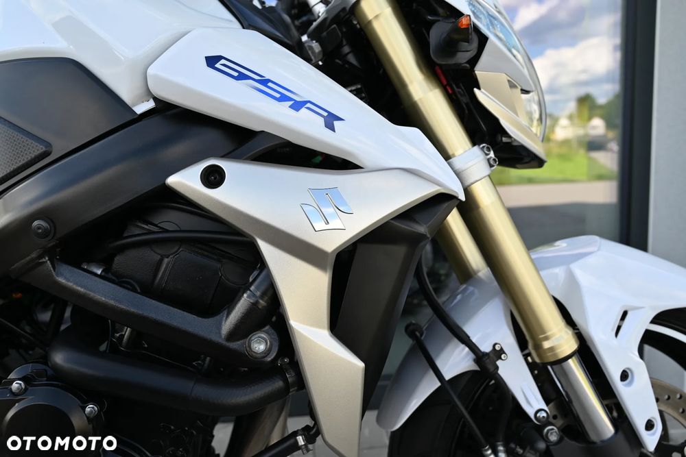 Suzuki GSR - 32