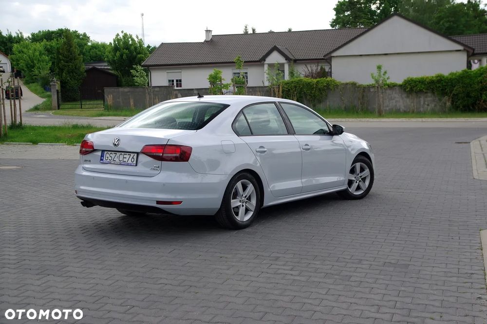 Volkswagen Jetta 2.0 TDI DPF BMT Trendline - 4