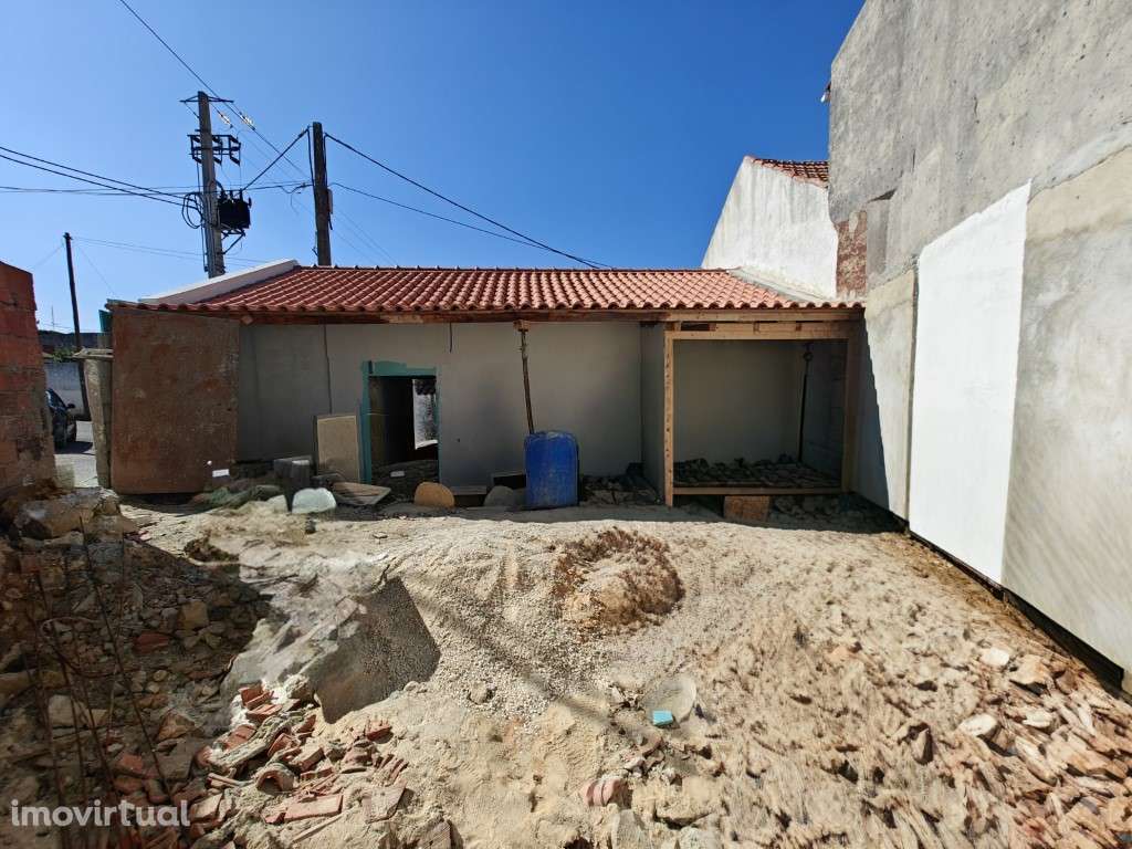 Moradia típica portuguesa no centro da aldeia - Grande imagem: 3/32