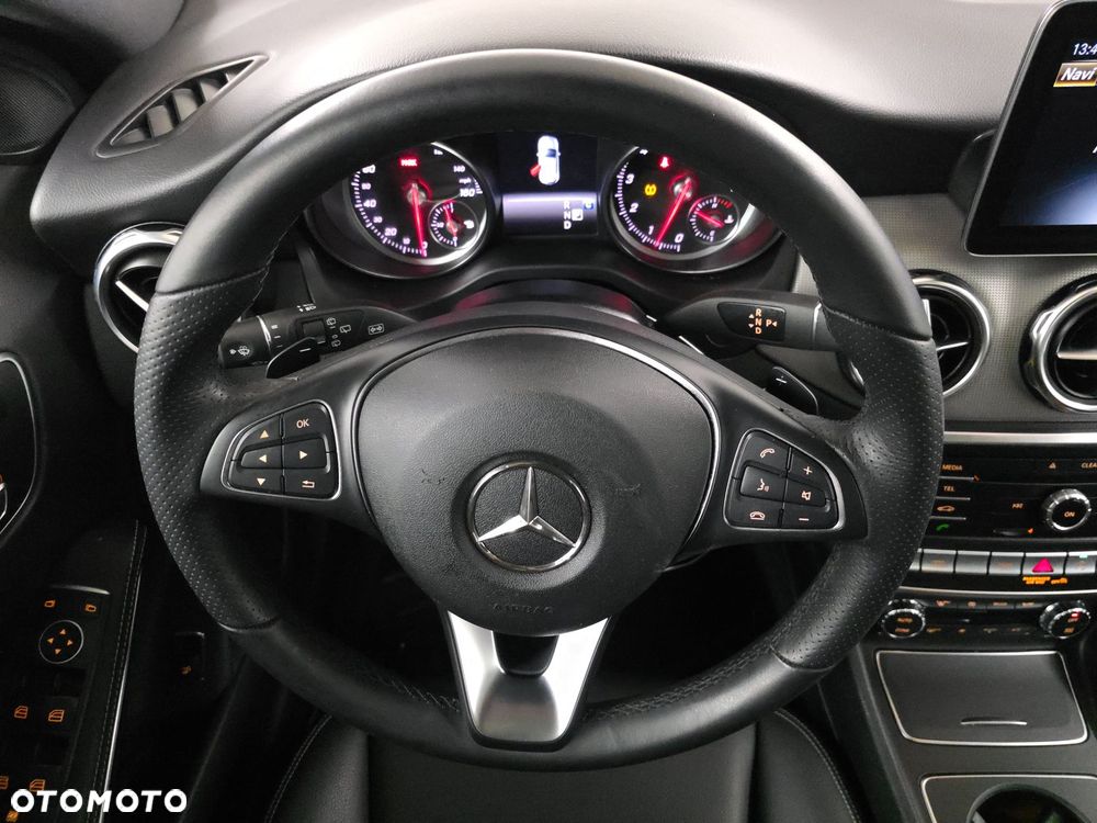 Mercedes-Benz GLA 250 4Matic 7G-DCT - 11