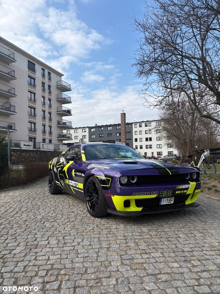 Dodge Challenger 6.1 SRT8 - 2