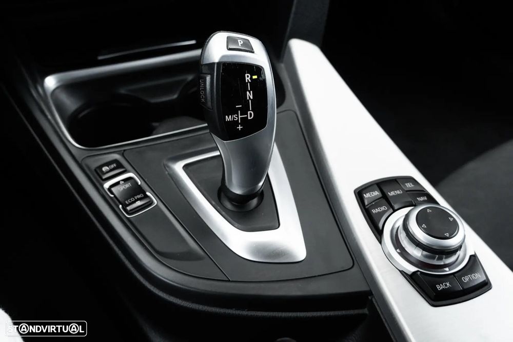 BMW 318 d Auto Line Sport - 24