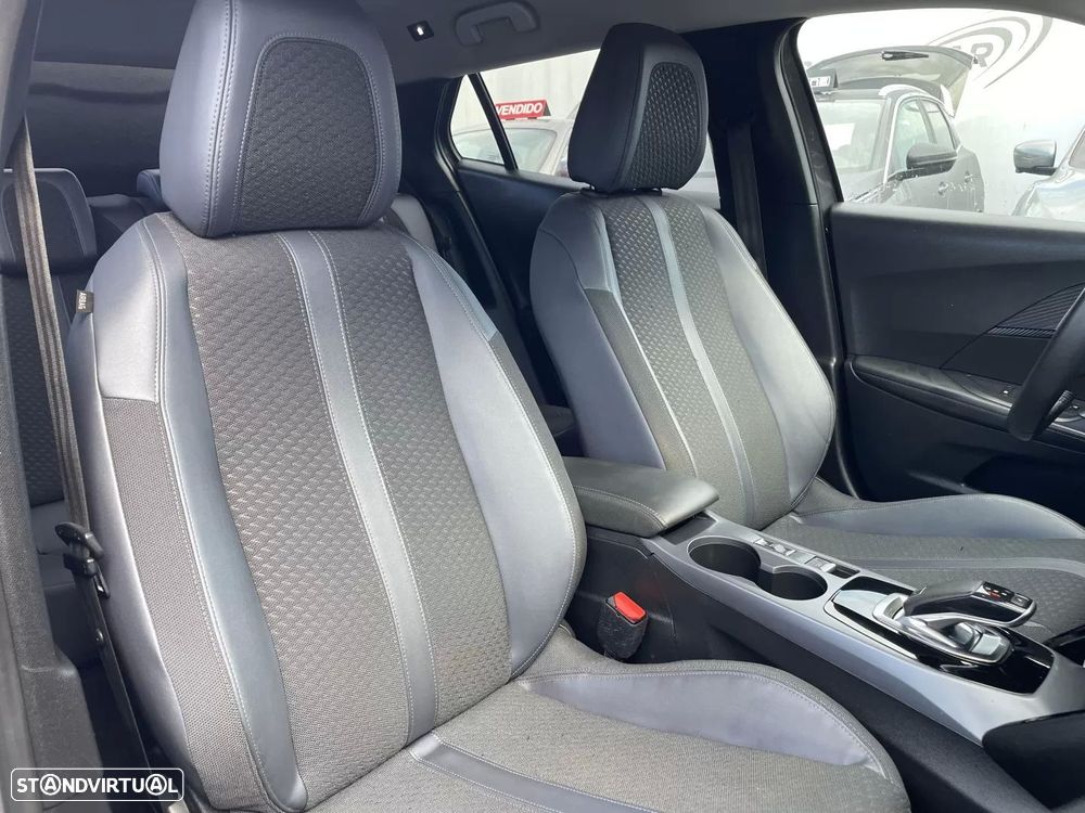 Peugeot 2008 1.2 PureTech Allure EAT8 - 18