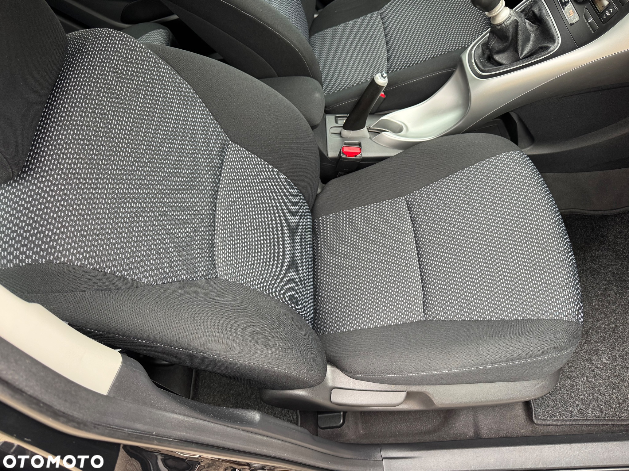 Toyota Auris 1.33 VVT-i Terra Start - 28