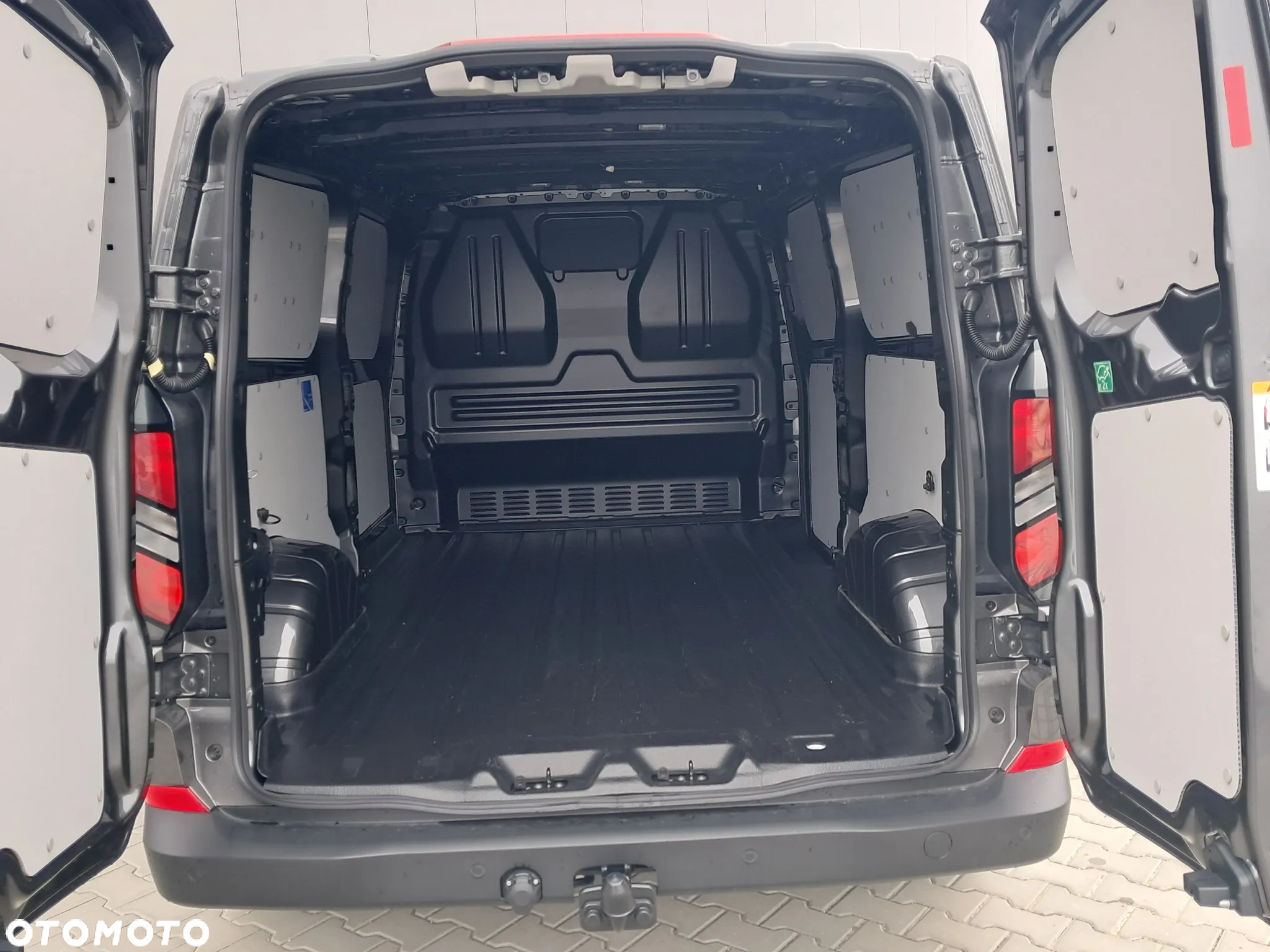 Ford Custom Van - 5