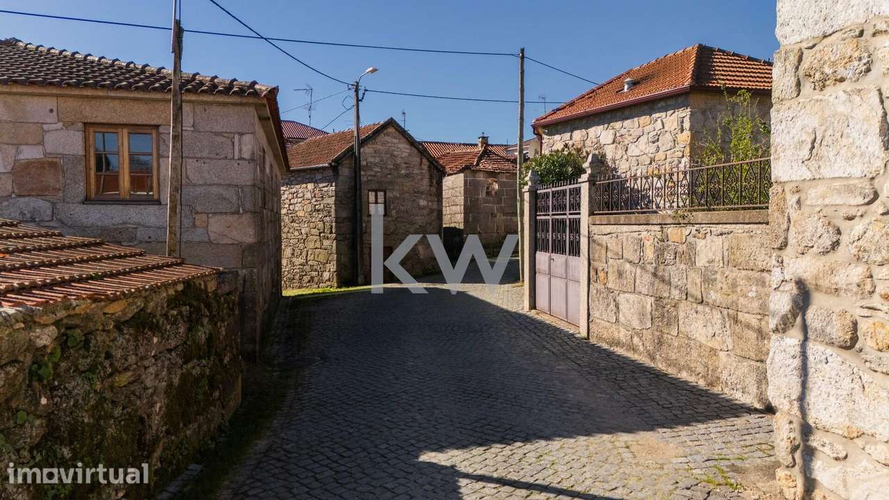 Moradia em remodelação, com Espigueiro e jardim no centro de Lamalonga - Grande imagem: 4/23