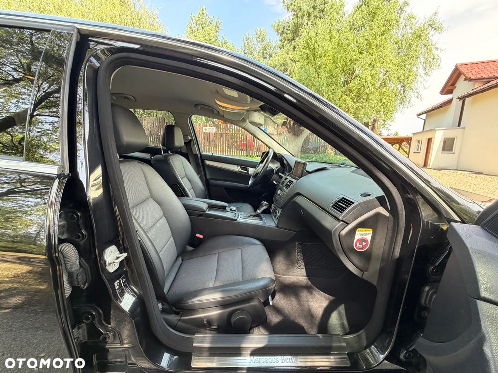 Mercedes-Benz Klasa C 250 CDI DPF 4Matic 7G-TRONIC BlueEFFICIENCY Avantgarde - 24