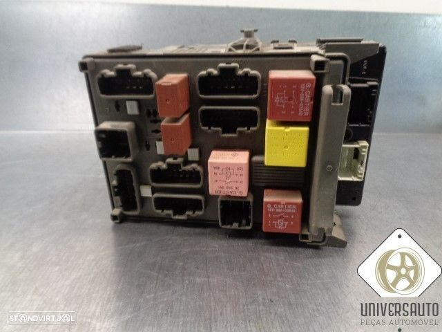 CAIXA RELÉS / FUSÍVEIS RENAULT LAGUNA II 2004 - 4
