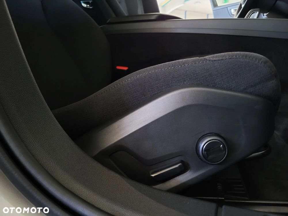 Volvo V60 B4 D Momentum - 29