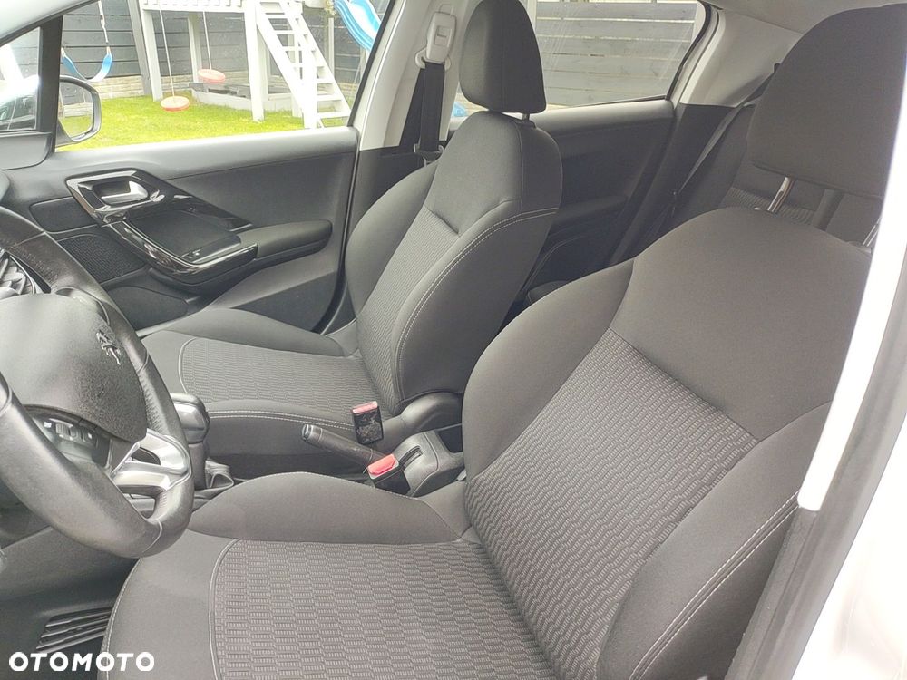 Peugeot 208 - 24