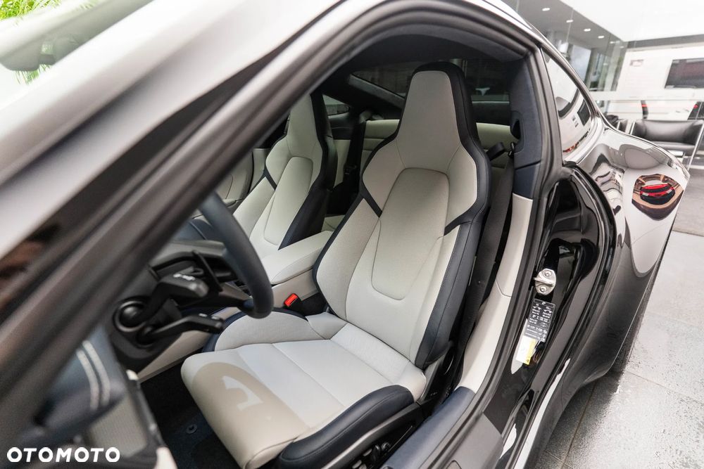 Porsche 911 Carrera 4 GTS - 8