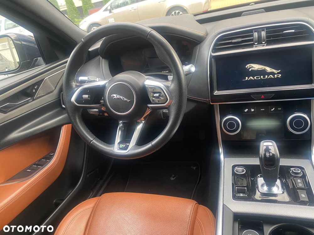 Jaguar XE - 8