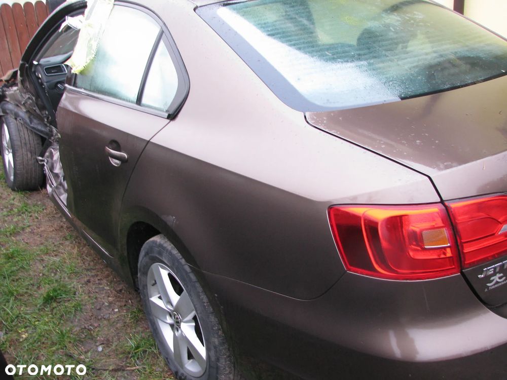 VOLKSWAGEN JETTA VI 2012 ROK 1.6 TDI CAY LAKIER LH8Z  LHW MASKA ATRAPA wózek sanki - 6