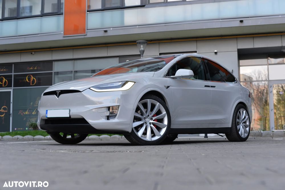 Tesla Model X - 10