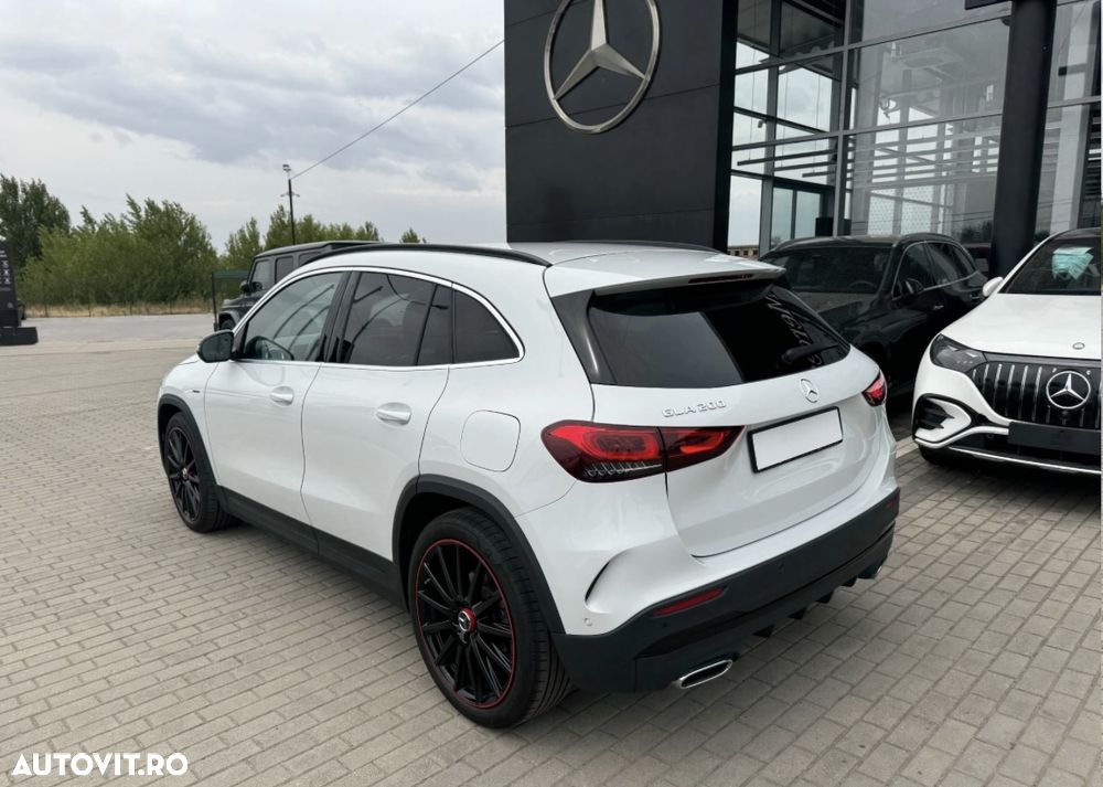 Mercedes-Benz GLA 200 7G-DCT Special Edition - 3