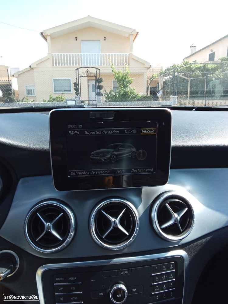 Mercedes-Benz CLA 180 d Shooting Brake AMG Line - 12