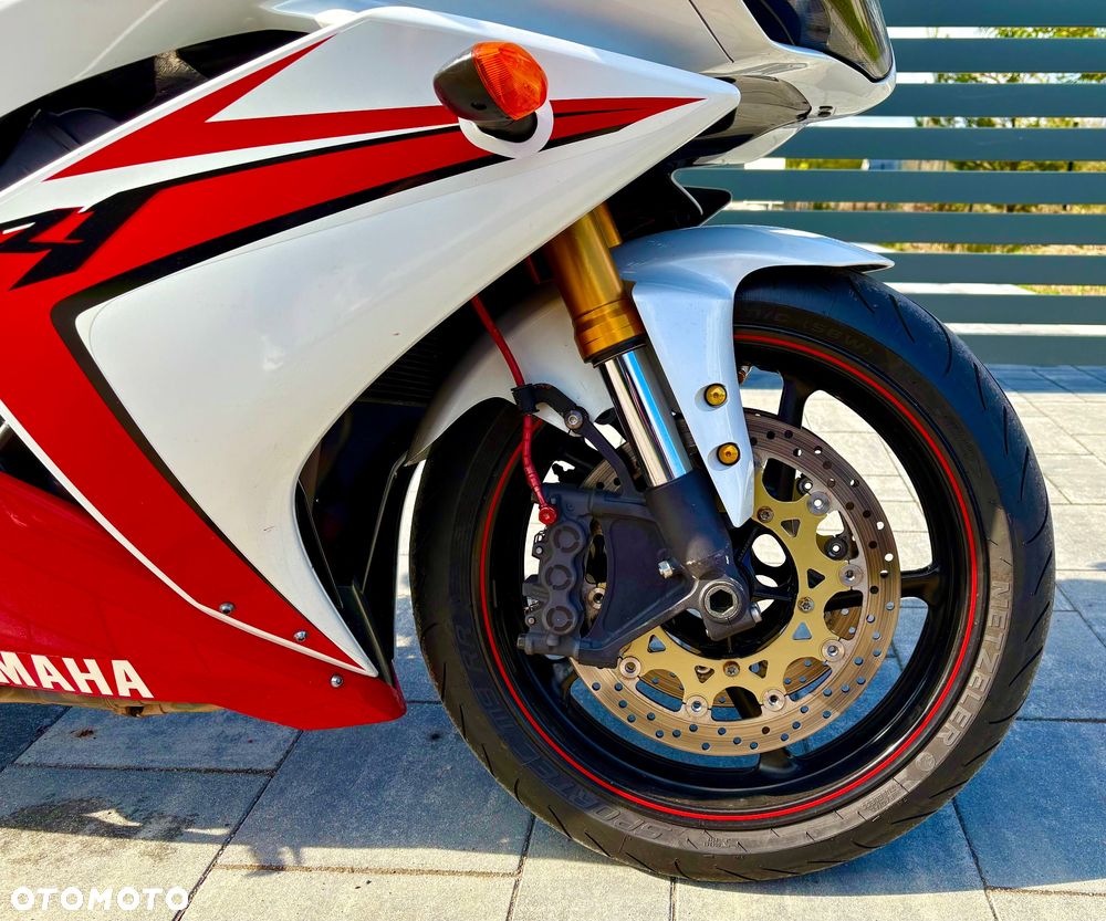 Yamaha R1 - 11