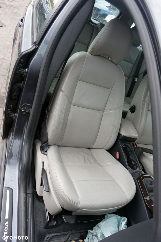 FOTEL PRZEDNI PRAWY V50  KOMBI SKÓRA JASNA VOLVO 2004-2007 - 1