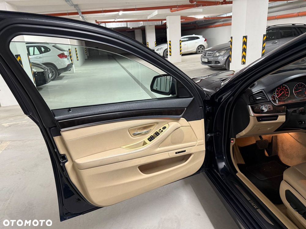 BMW Seria 5 528i xDrive - 7