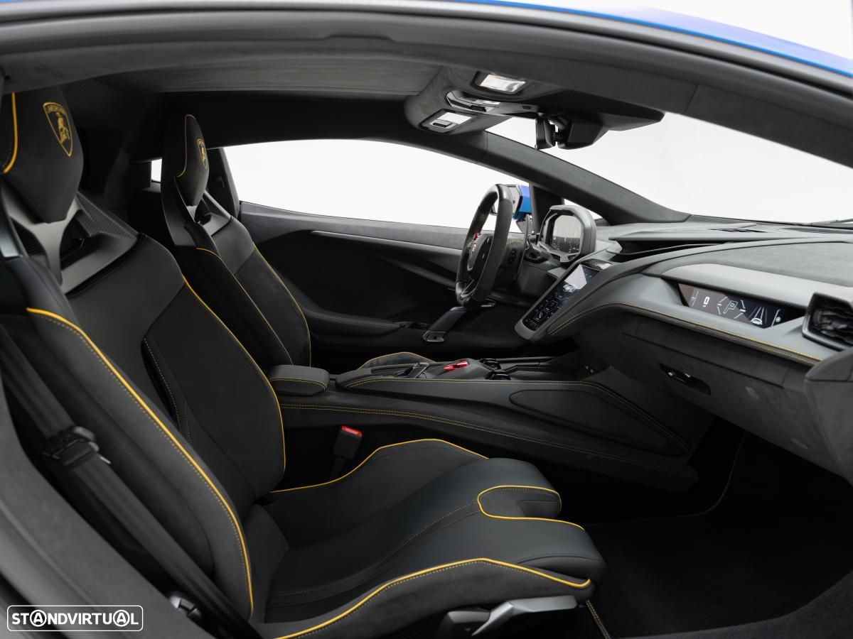 Lamborghini Revuelto - 12
