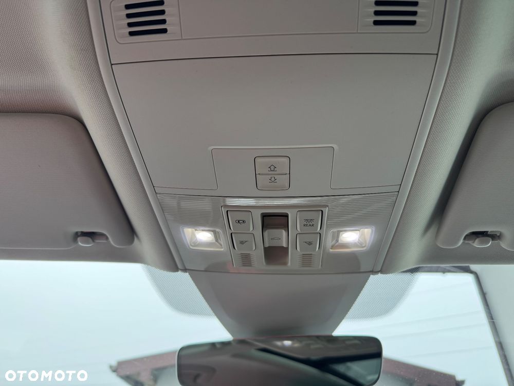 Volkswagen Passat Variant 2.0 TDI SCR DSG 4Motion Elegance - 36