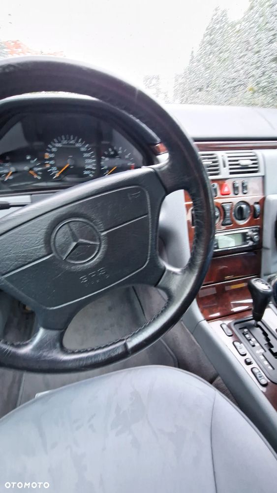 Mercedes-Benz Klasa E 320 4-Matic Classic - 12