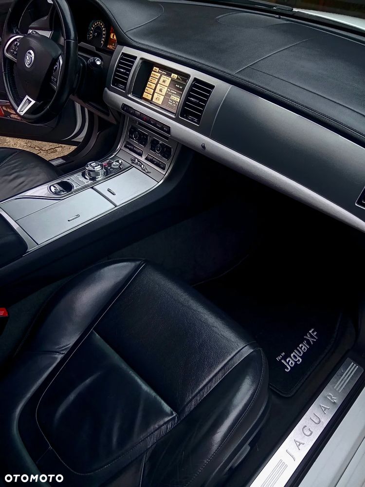 Jaguar XF 2.2 D Premium Luxury - 13